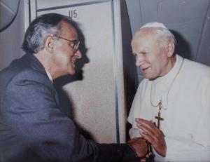 O diplomata Synesio Sampaio Goes Filho cumprimenta o papa João Paulo II, que acabava de pousar no Brasil, para a realização de uma visita oficial ao país.